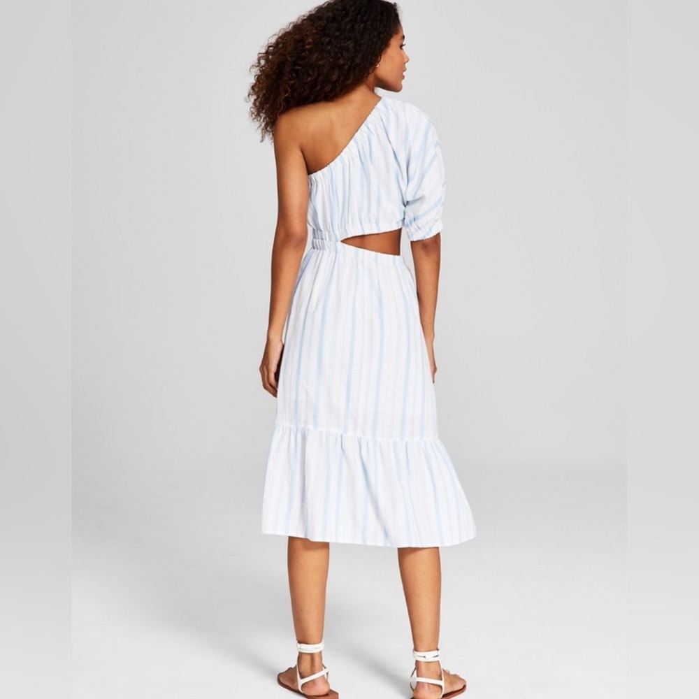 And now this off the shoulder dress - Picture 2 of 12